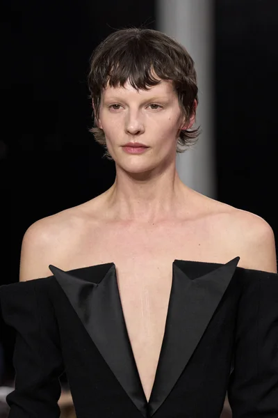 Look 100